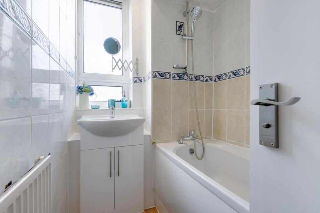 Lovely 3bed Split Level Flat With Outside Space Londra