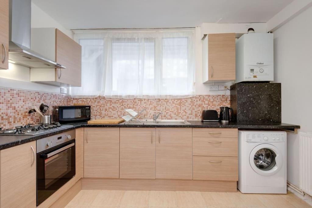 Lovely 3bed Split Level Flat With Outside Space Appartamento