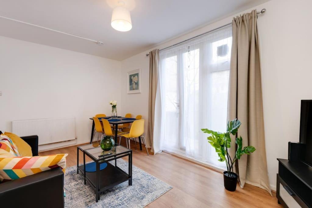 Lovely 3bed Split Level Flat With Outside Space