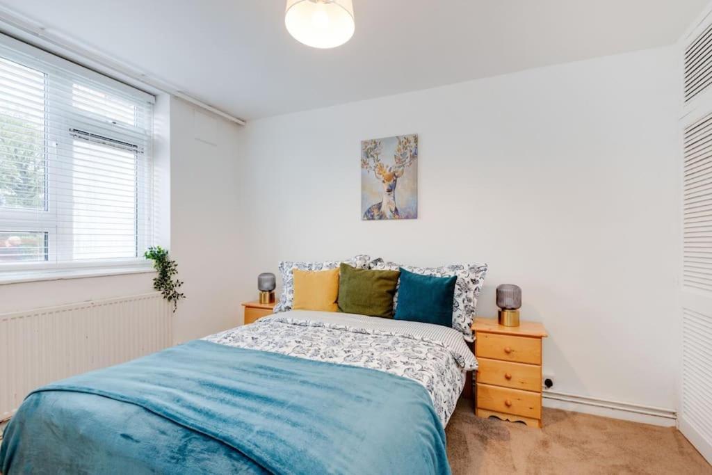 Lovely 3bed Split Level Flat With Outside Space Londra